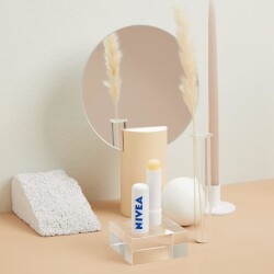 NIVEA Med Repair Dudak Bakım Kremi, 24 Saat Nem,Doğal Yağlar ile Çatlamış Dudak Bakım,SPF 15, 4,8 ml - 4